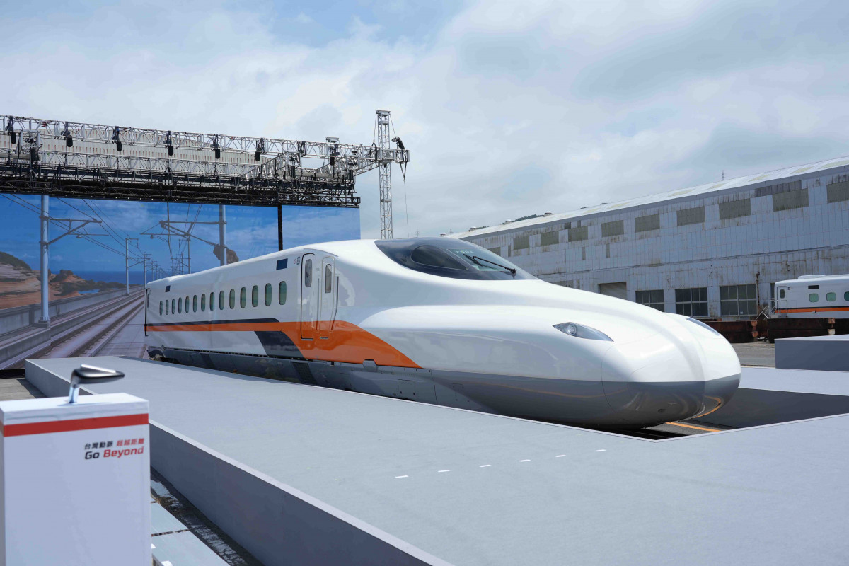 台灣高鐵新世代列車N700ST，30日在日本山口縣日立笠戶工廠正式出廠。（圖／台灣高鐵公司提供）