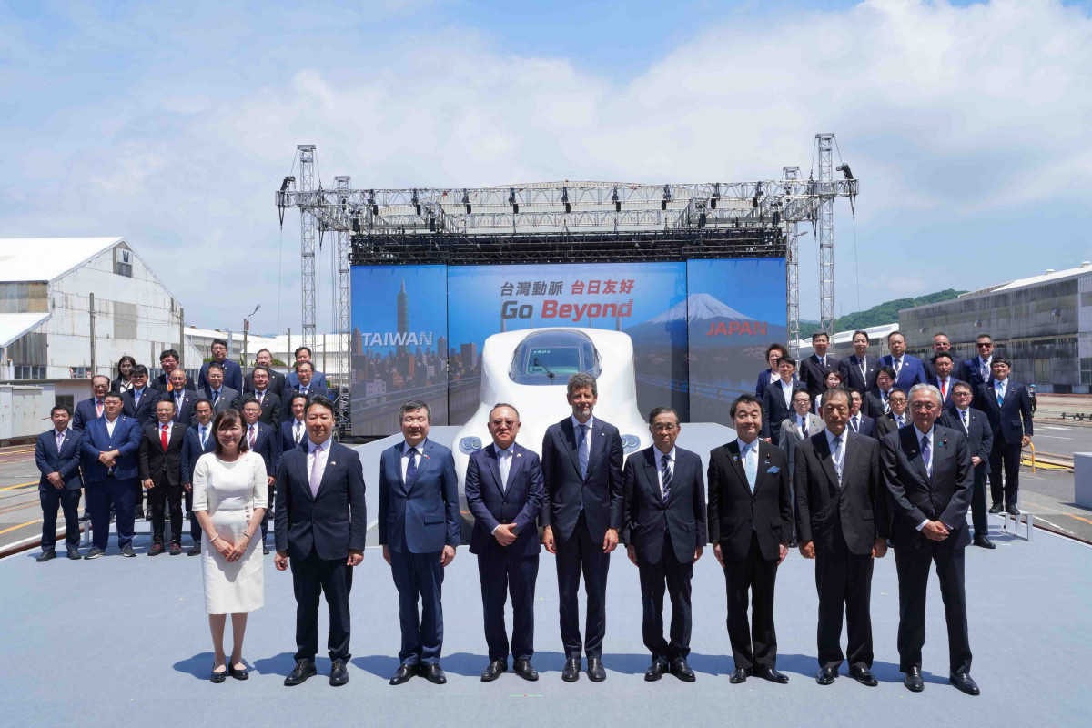 台灣高鐵新世代列車N700ST,30日在日本山口縣日立笠戶工廠正式出廠。(圖/台灣高鐵公司提供)