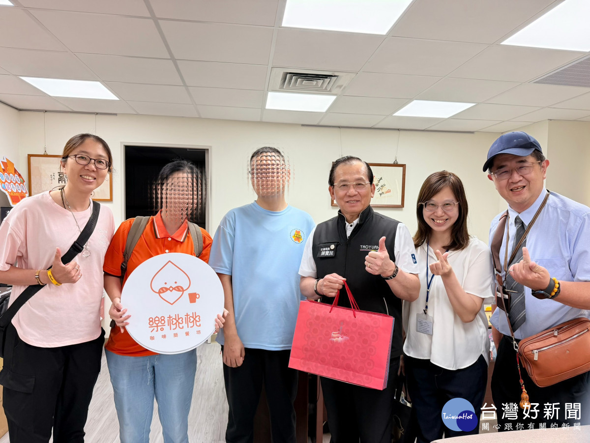 社會局長陳寶民(右三)以實際行動支持身心障礙者庇護就業與社會參與。 (桃療提供)