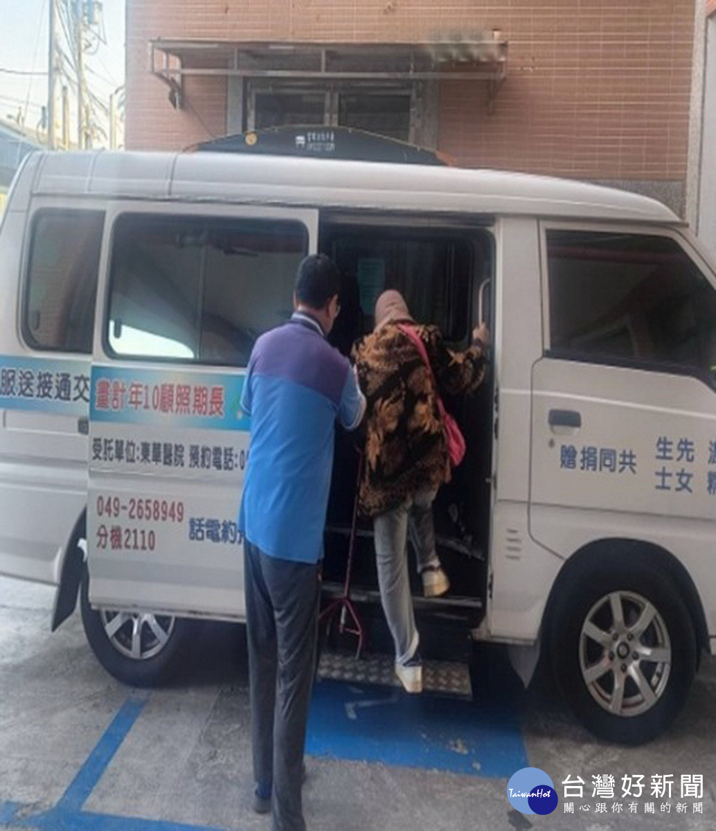 社區式交通車接送讓家人放心有人照顧。(衛生局提供)