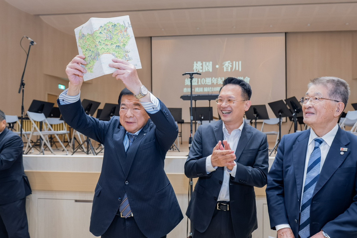 兌現兩年前的承諾,桃園市副市長蘇俊賓贈手繪四國地圖,見證桃園香川締盟10週年。<br />