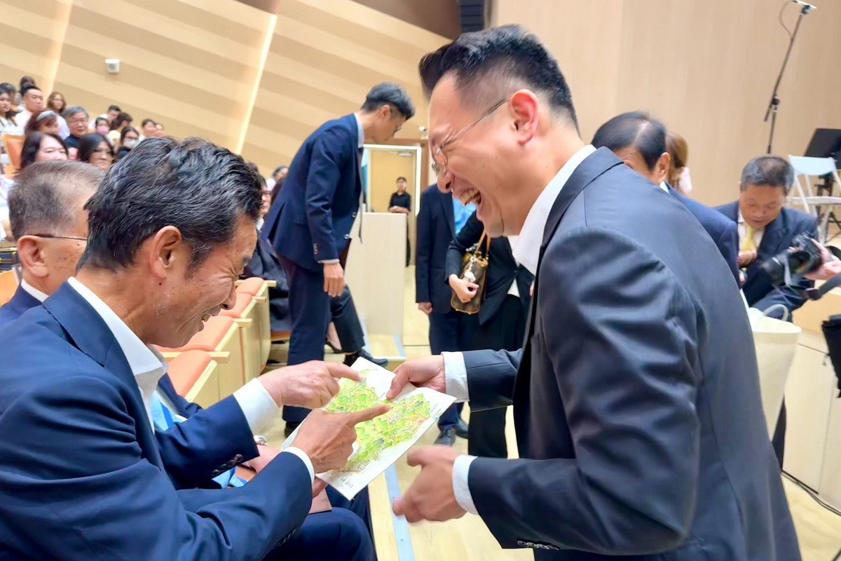 兌現兩年前的承諾,桃園市副市長蘇俊賓贈手繪四國地圖,見證桃園香川締盟10週年。<br />
