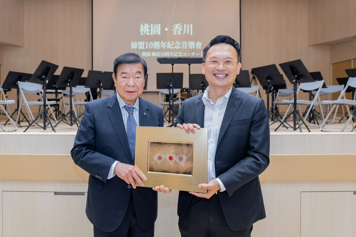 桃園市副市長蘇俊賓與香川縣議員鎌田守恭互贈紀念品。<br />