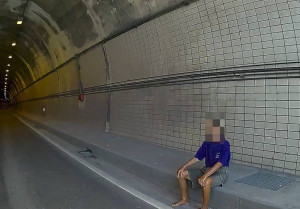 迷途老翁獨坐隧道路旁。（圖/集集警分局提供）