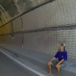 迷途老翁獨坐隧道路旁。（圖/集集警分局提供）