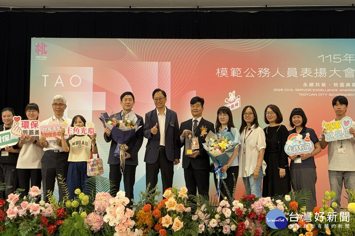桃園市政府環保局稽查科長謝宏松榮獲模範公務員,接受市 長張善政頒獎表揚。
