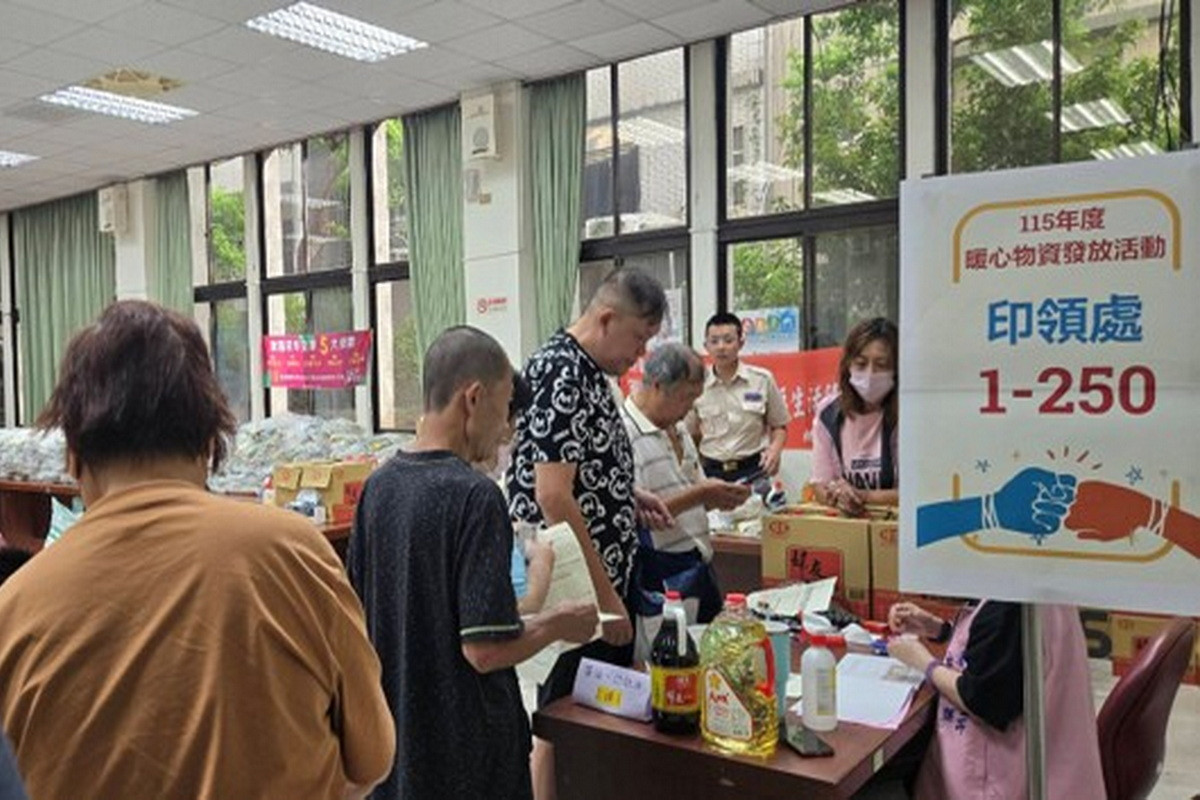 蘆竹區公所同仁及替代役齊力協助弱勢家戶民眾領取物資。<br />