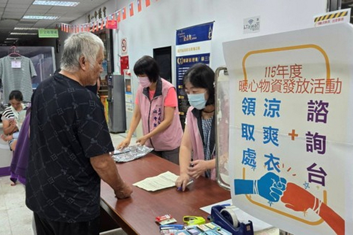 弱勢家戶民眾依需求領取涼爽衣。<br />