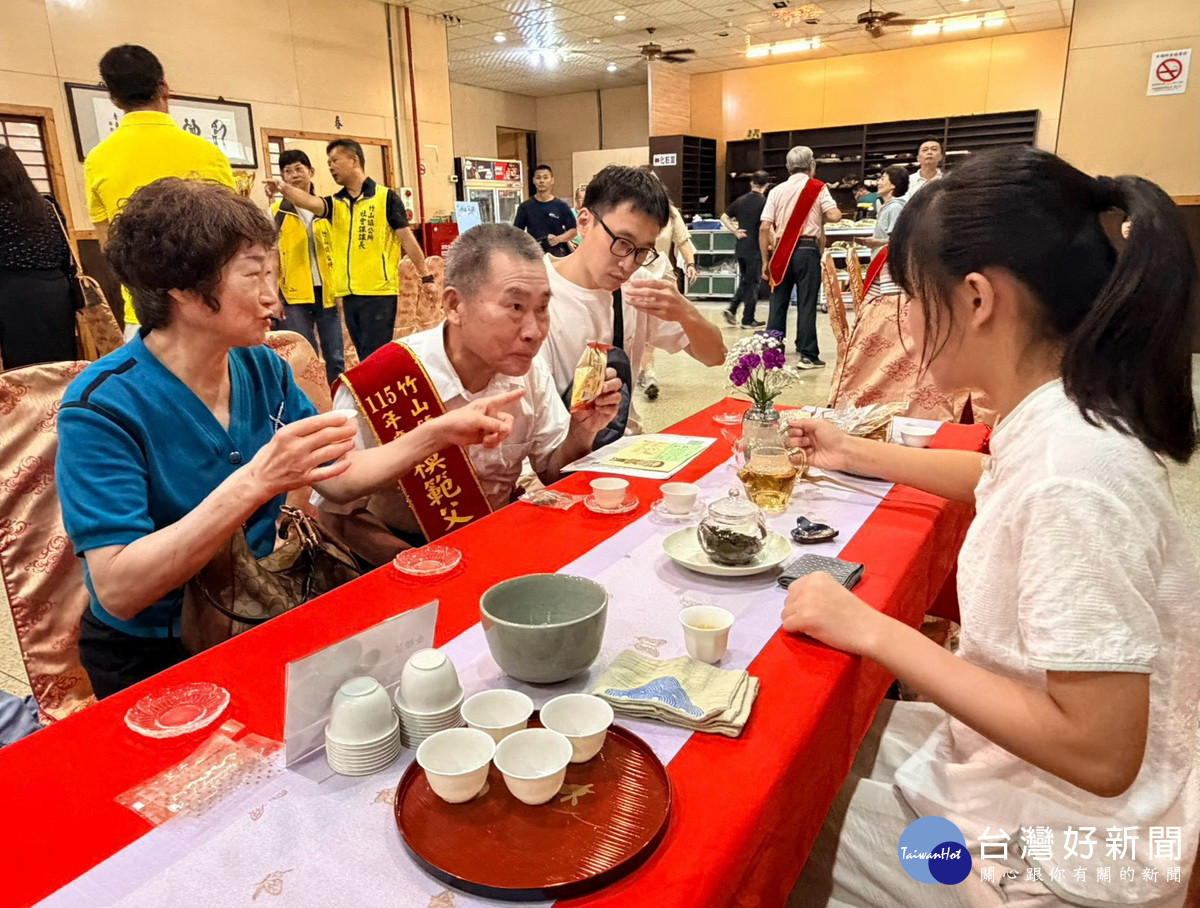 雲林國小小小泡茶師奉茶。（竹山鎮公所提供）