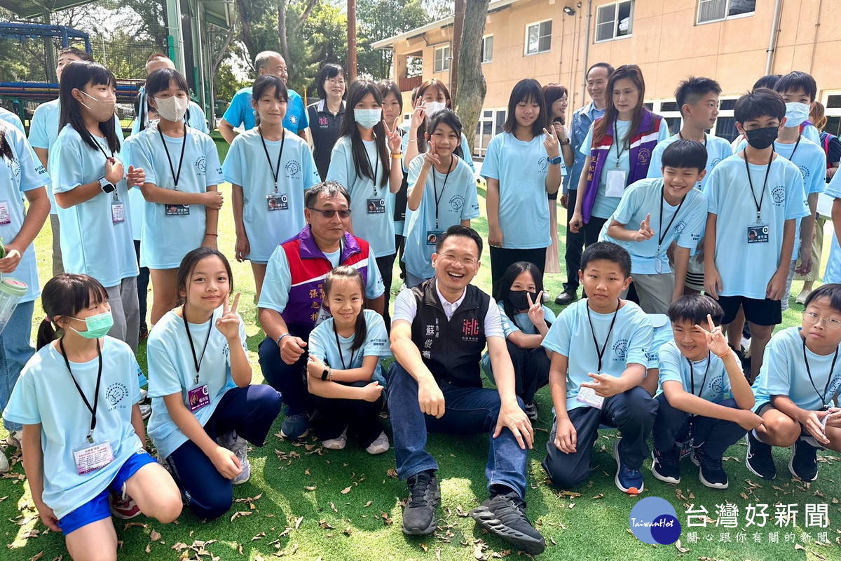 桃園市副市長蘇俊賓出席「第十三屆第一次桃園市小市長領袖培訓營」與小朋友們互動。<br />
