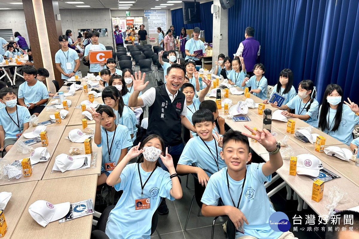 桃園市副市長蘇俊賓出席「第十三屆第一次桃園市小市長領袖培訓營」與小朋友們互動。<br />