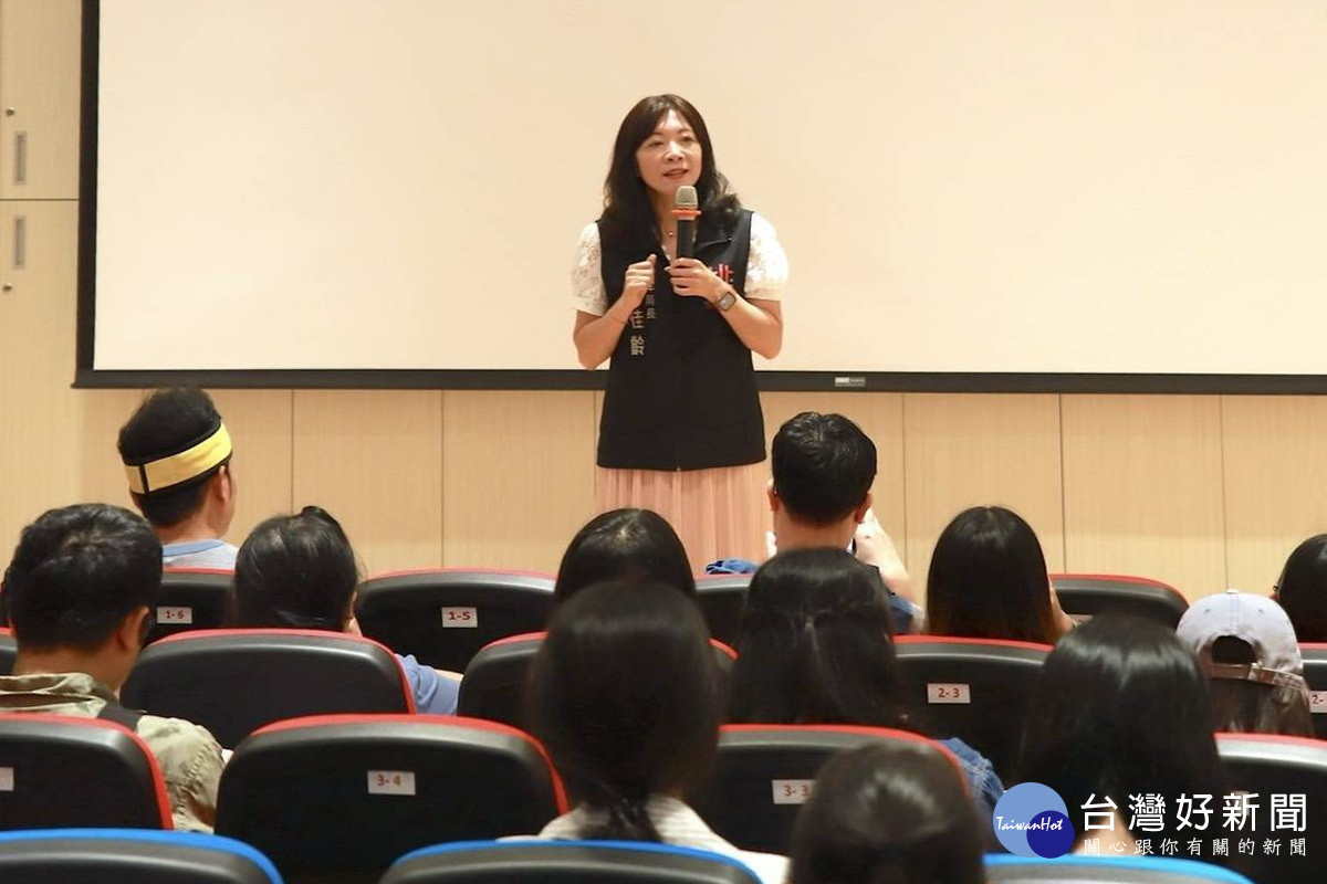 桃園市政府青年事務局長侯佳齡於「YOUNG桃下一步」名人職涯課程中致詞。<br />