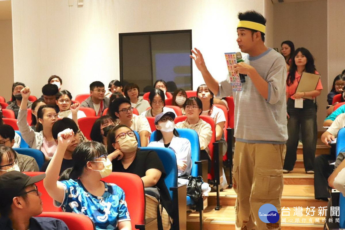 「香蕉哥哥」林掄元於「YOUNG桃下一步」名人職涯課程中擔任講師分享職涯心得。