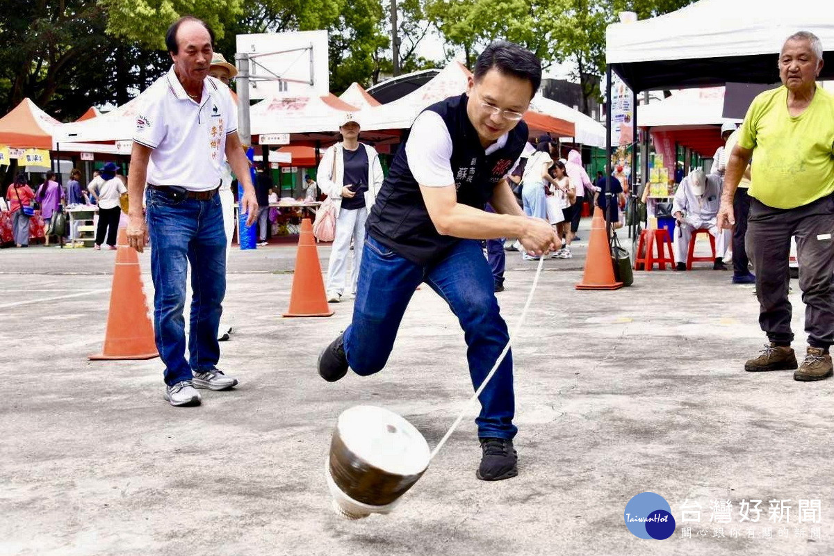大小朋友齊聚大溪打陀螺　蘇俊賓：展現大溪老街深厚文化凝聚力