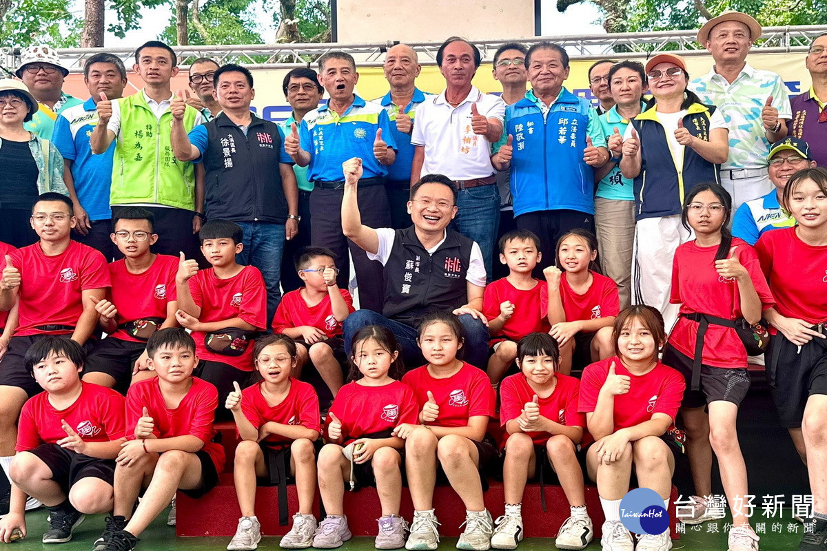 桃園市副市長蘇俊賓出席「2026年大溪陀螺文化節」大合照。<br />