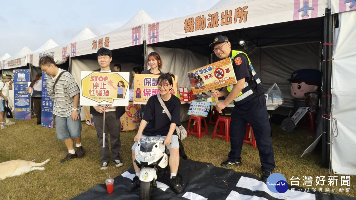桃園珍珠海岸國際音樂節湧人潮　大園警交管、宣導、尋親守護民眾安全