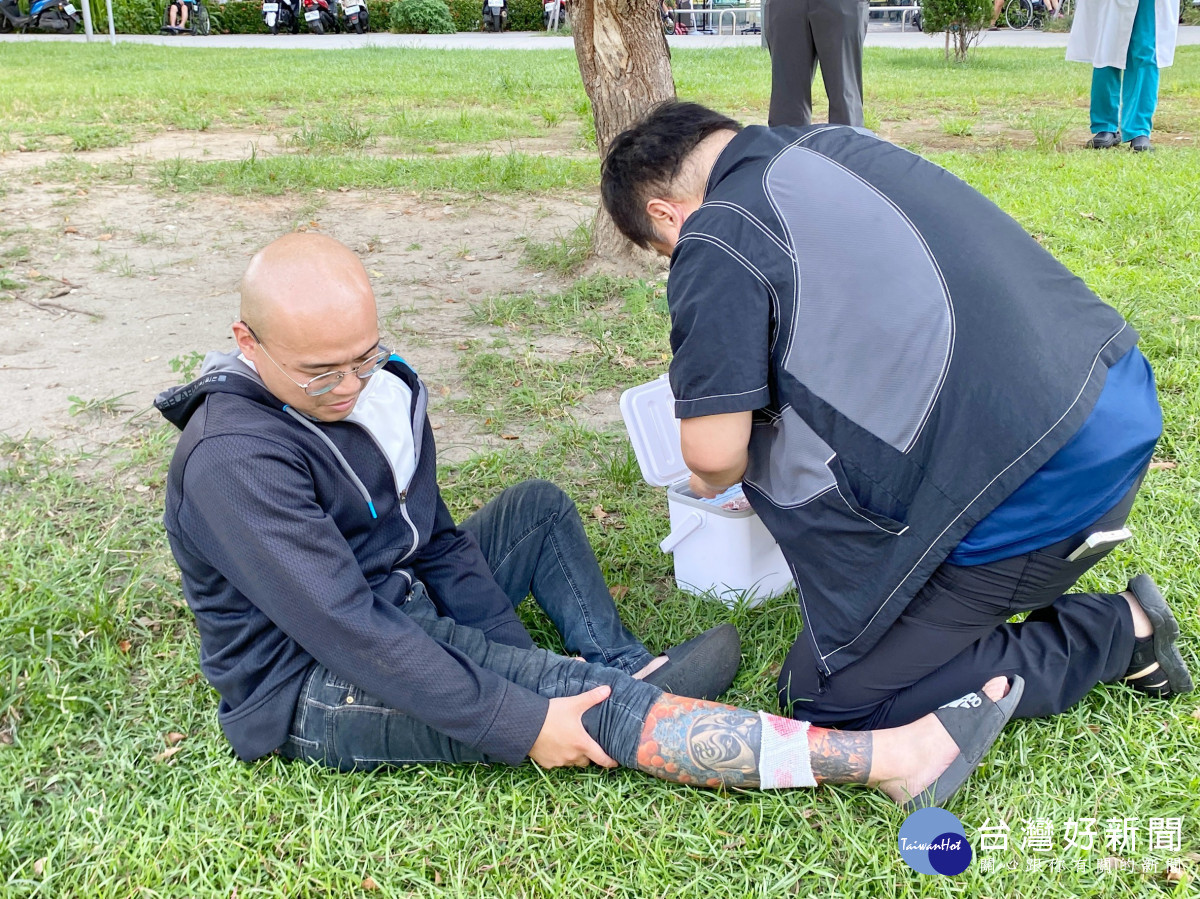 模擬有民眾受傷,用無人機載送急救物資給現場醫師進行救治。圖/秀傳提供