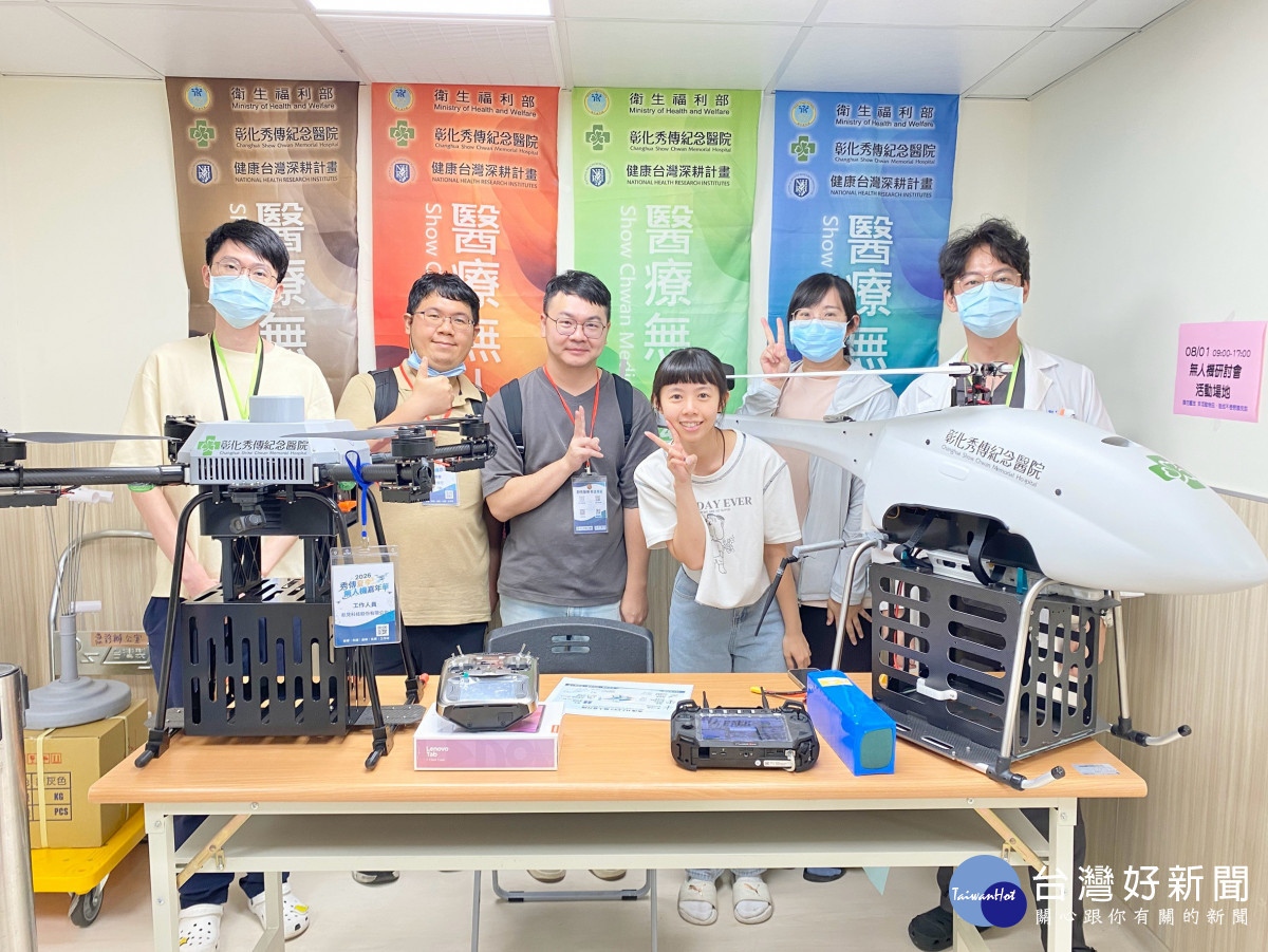 模擬有民眾受傷,用無人機載送急救物資給現場醫師進行救治。圖/秀傳提供