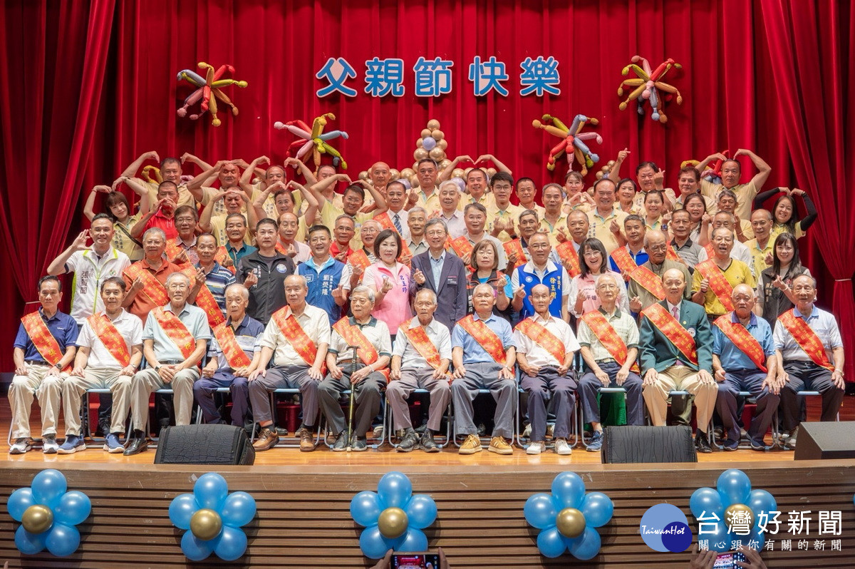 桃園市副市長王明鉅出席龍潭區「115年模範父親表揚活動」大合照。