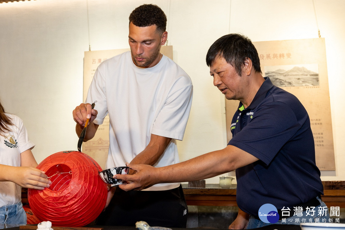NBA灌籃王Zach LaVine 降臨桃園大溪　揮毫草書、首擲聖筊稱讚桃園處處是驚喜