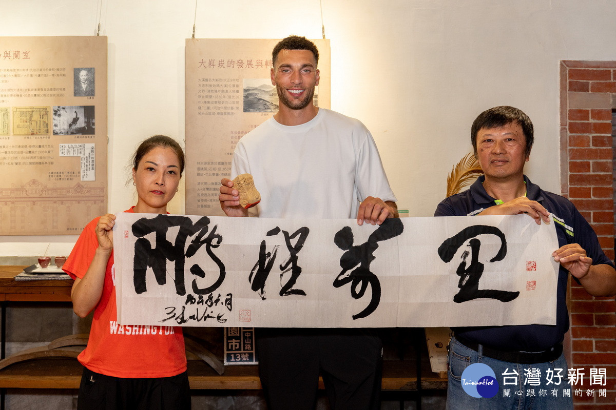 NBA灌籃王Zach LaVine與書法作品合影。<br />