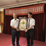 陳昌化理事長致贈獎牌感謝林煥周校長八年來的付出