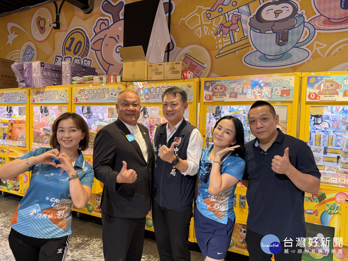 中壢警分局結合國際扶輪舉辦「反詐夾娃娃機競賽」,結合反詐騙宣導。