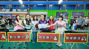 局長、貴賓及桃氣女孩開球合影。