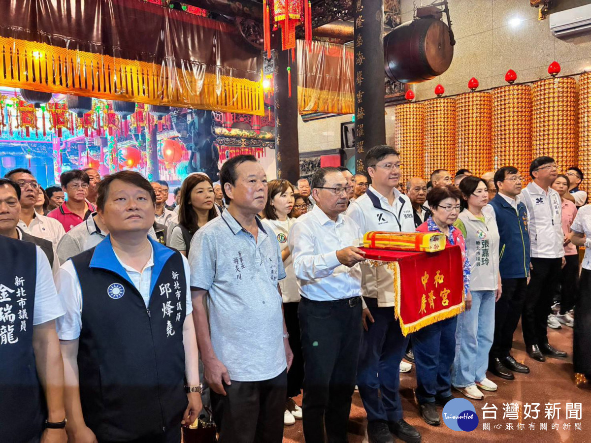 侯友宜中和廣濟宮參香　祈願萬大中和樹林線工程順利
