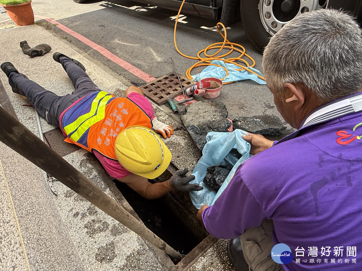 強化側溝清疏效能　南市清溝人力機具雙管齊下