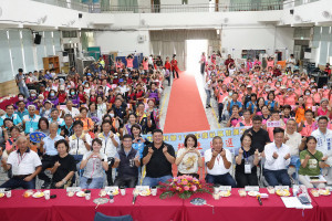 營南社區今接受銀質卓越組選拔，立委議員都來相挺。（縣府提供）
