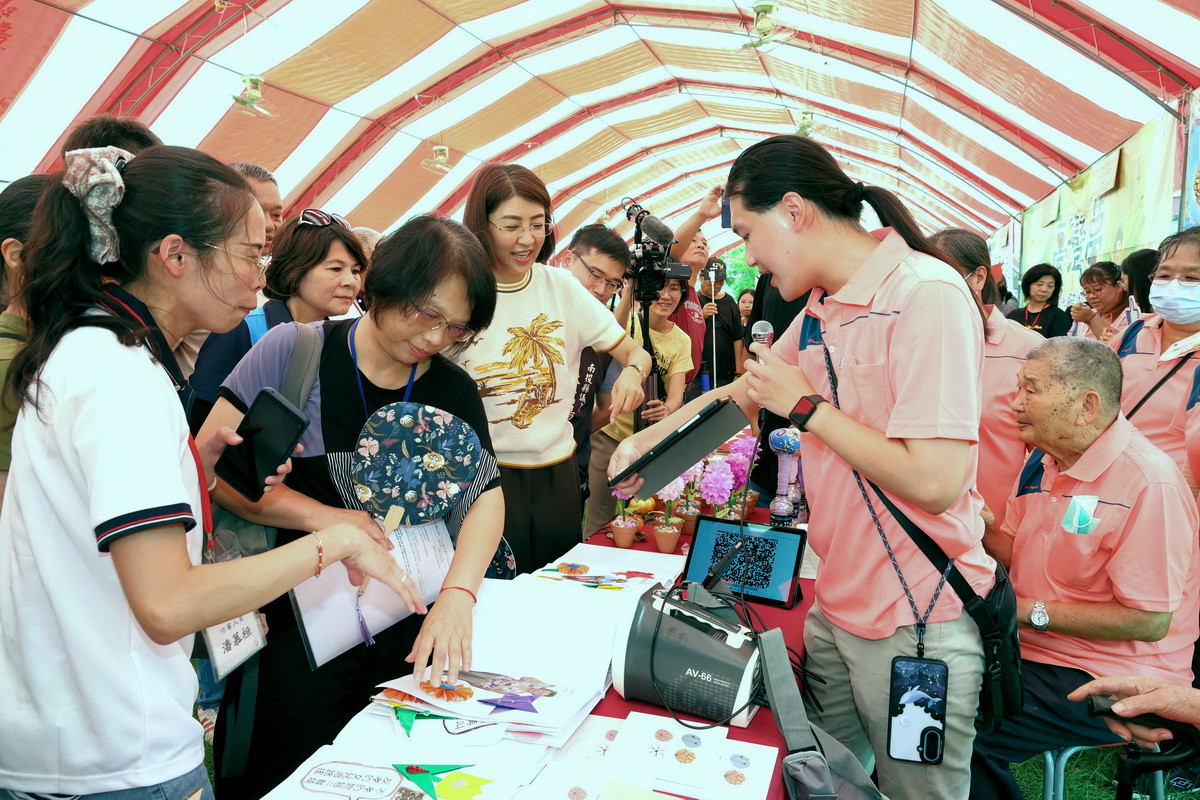 許縣長陪同委員等實地評選。(縣府提供)<br />
<br />