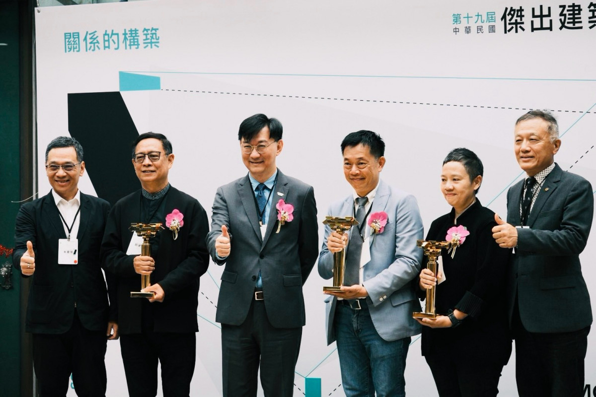 內政部舉行「第19屆中華民國傑出建築師獎頒獎典禮」,何黛雯(右二)等三位建築師獲得本屆殊榮,專業成就與社會貢獻備受肯定。