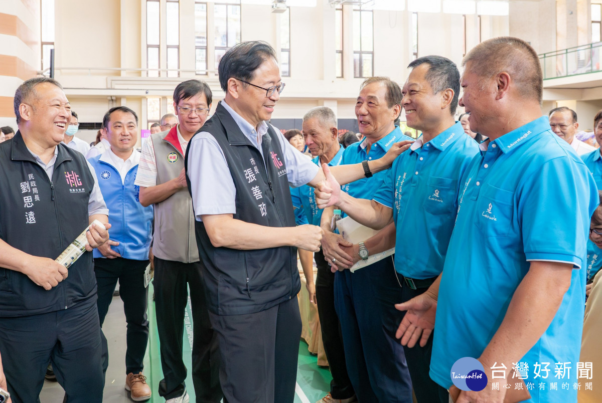 桃園市長張善政於「觀音區115年市政說明會」中與民眾互動。