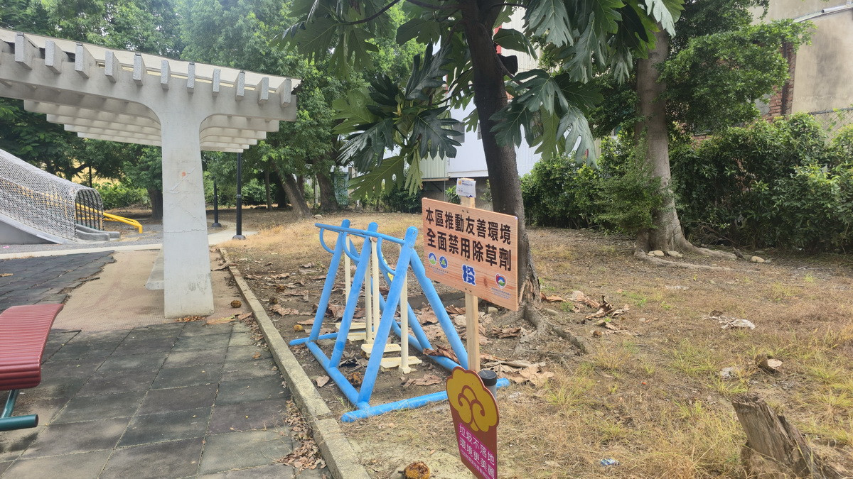 環保局於新興里推動雜草友善管理示範區,守護縣民健康。(南投環保局提供)<br />