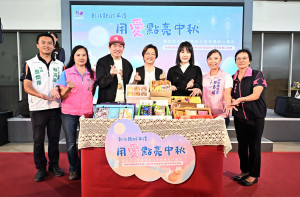 彰化8家身障機構推中秋禮盒，康康認購8萬元拋磚引玉。圖／彰化縣政府提供