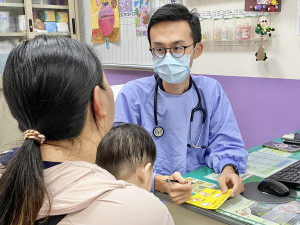 暑假腸病毒升溫，1歲童睡夢反覆肌抽躍送醫，醫籲留意重症警訊。圖／秀傳提供
