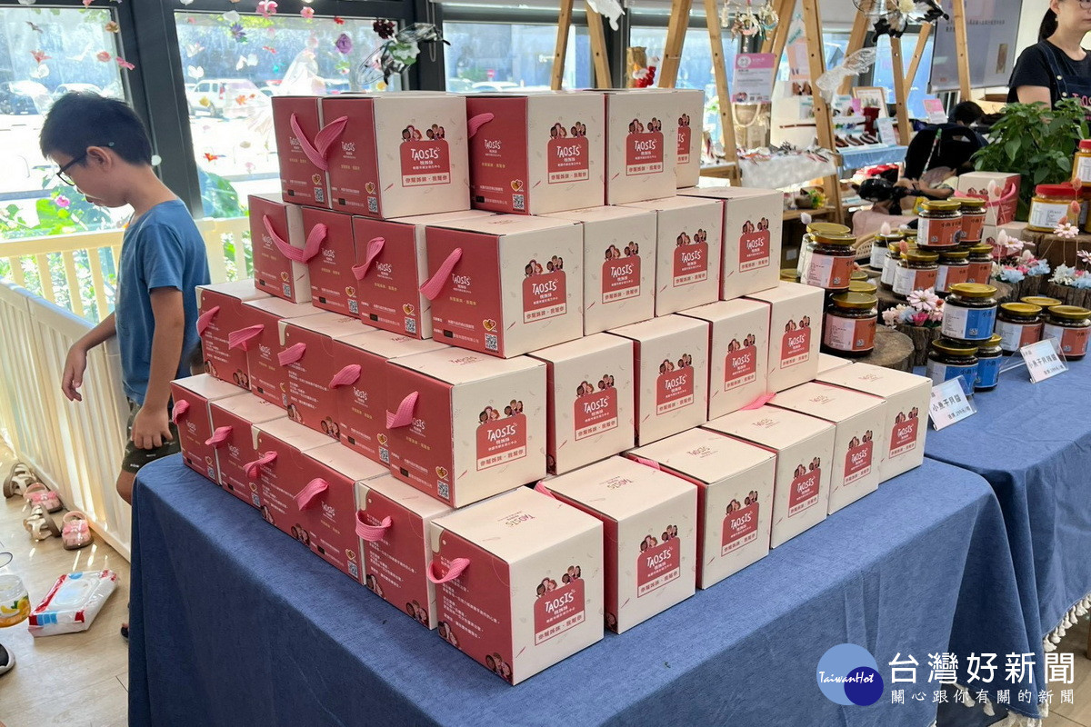 桃園市婦女培力中心推出「黃金泡菜」與「小魚干貝醬」等特色商品。