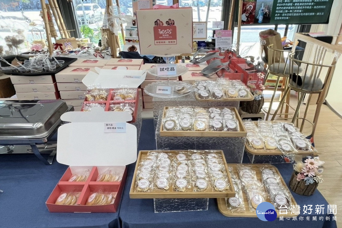桃園市婦女培力中心推出「黃金泡菜」與「小魚干貝醬」等特色商品。