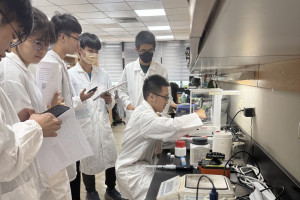 長庚大學開設「中醫藥基礎研究概論與實作」課程，帶領中醫系低年級學生走進實驗室。圖為同學在學習掌握藥物製劑的製備方法與分析平台