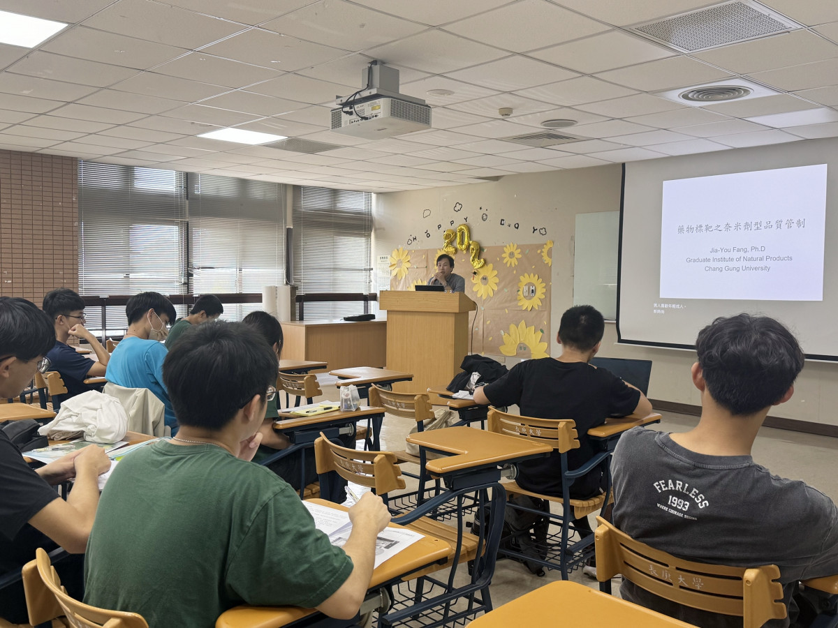 方嘉佑教授在「中醫藥基礎研究概論與實作」課程中,教導中醫系同學掌握藥物劑型的理化性質與設計概念