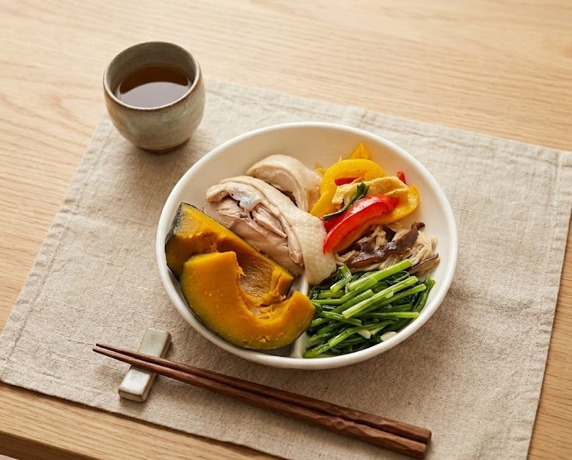 每餐以一半蔬菜、四分之一優質蛋白質、四分之一全穀雜糧,營養均衡也具飽足感,避免過度節食造成肌肉流失