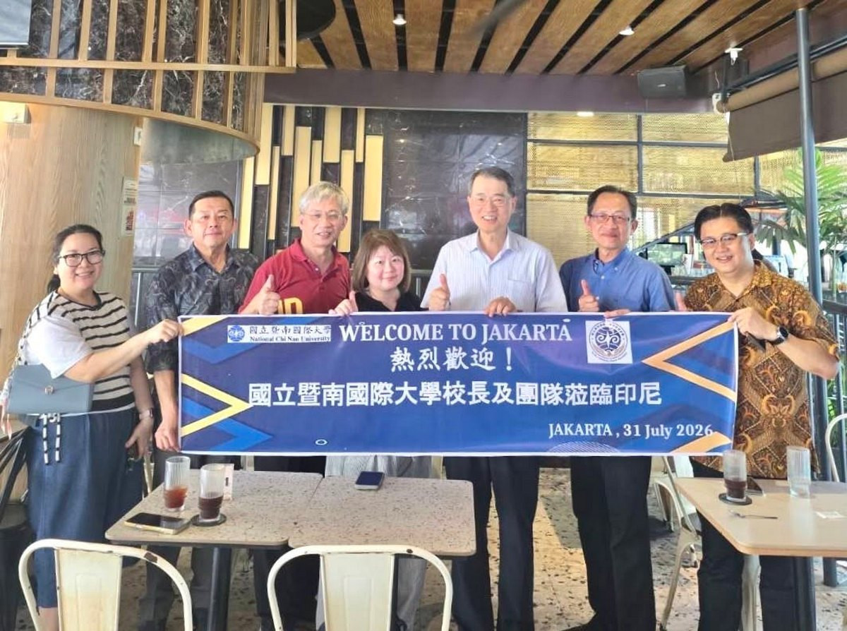 圖說:暨大團隊抵達雅加達,受到國立暨南國際大學印尼校友會會長許翼誠(右一)的熱情接機。(暨大提供)