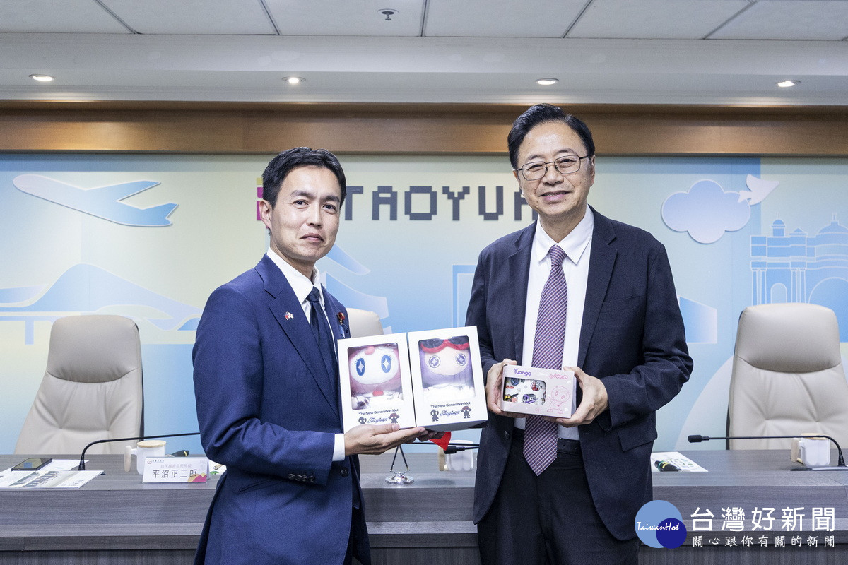 桃園市長張善政致贈禮品予自民黨青年局長平沼正二郎。