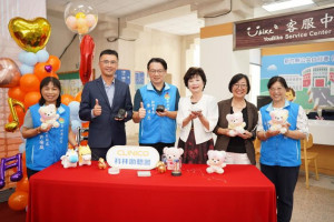 高齡長照處長許瑜庭、經理蔡鋕鑫、副秘書長陳偉志、聲暉聯合會榮譽理事長莫素娟、聽力師公會全國聯合會理事長葉文英及社會處長陳欣怡出席AI助聽器捐贈。