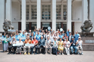 上百位歷屆議員職員回娘家。