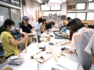 學生進行木工實作練習，透過操作工具培養結構設計與施工能力