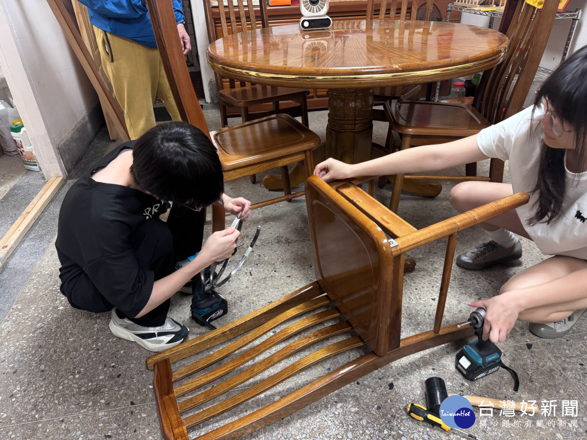 學生走入蔣伯伯家進行空間修繕，透過設計與實作改善居住環境