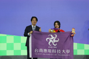 桃竹苗分署與台南應用科技大學共同培訓的中式服裝職類選手呂羽昕(右)勇奪第56屆全國技能競賽金牌，並於頒獎典禮接受賴清德總統(左)表揚。