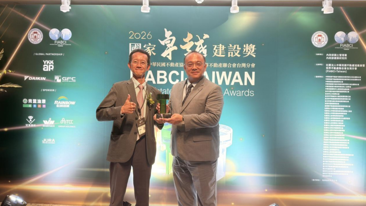 慈龍營造林威宏總經理與工程主辦機關經濟部水利署北區水資源分署曾副分署長合影。